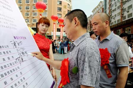 近年，各地不断推进软件正版化工作，图为某地组织的使用正版软件签名活动现场。