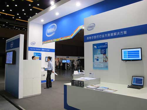 在第五届中国<a href=http://it.caigou2003.com/yunjisuan/ target=_blank class=infotextkey>云计算</a>大会上，一家企业正在展示其医疗行业大数据解决方案。