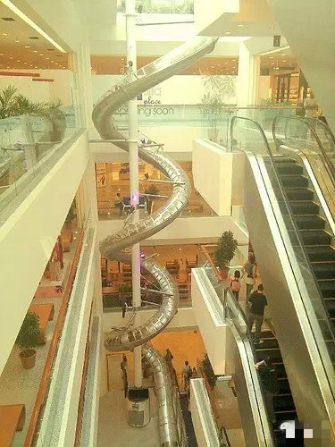 　　马来西亚的empire shopping gallery，里面有世界上最高的室内滑梯，约50米高，逛累了可以直接滑下去的说。