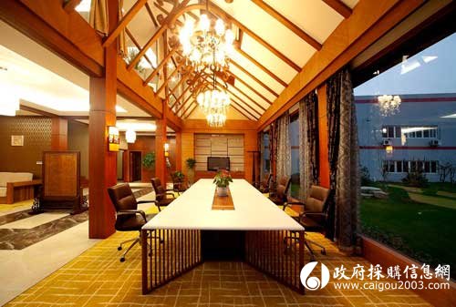 漂亮的两层小楼和屋内的所有家具全部由竹楠木材料制成。图为浙江荣业集团建造的竹楠木小楼