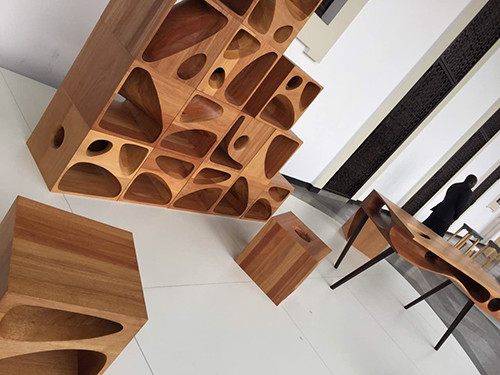 《猫桌2.0》阮昊新生代建筑师阮昊风靡全球的猫桌在本次展览推出了2.0版，质朴又不失趣味，将自然闲适融入生活，木头自身温