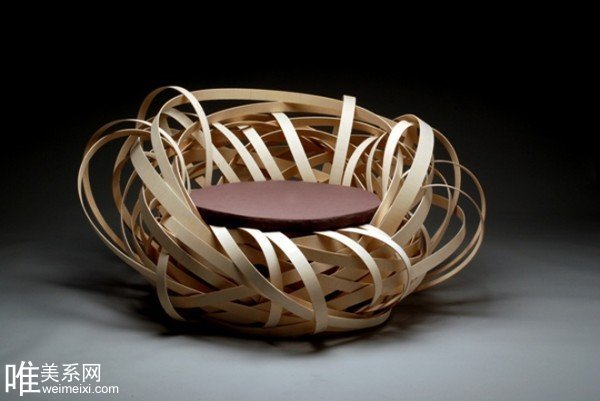 这个形状几乎完全模仿了自然界中的鸟巢的沙发设计作品主体由桦树木条编织而成。
