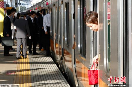 日本地铁设“弱空调车厢”