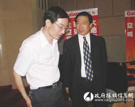 <a href=http://www.caigou2003.com target=_blank class=infotextkey>安徽省政府采购</a>中心主任姜毅在回答供应商的问题。