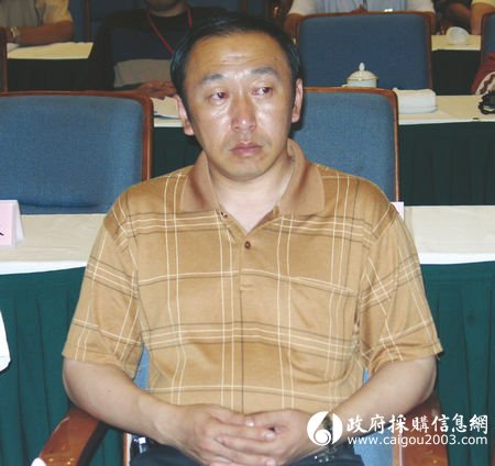 黑龙江省政府采购中心综合部主任徐强正在倾听会议发言。