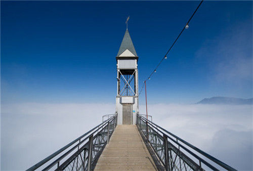 哈梅茨施万德观光电梯(瑞士，比尔根山)    该电梯主要是为那些前来一睹琉森湖风采的游客设计的，它会带你登上海拔3778英尺(约合1152米)的高处，饱览该湖的全景。该电梯被称为欧洲最高的户外电梯。