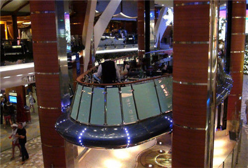 浮动式电梯(海洋绿洲号)你见过不用你朝它走，就会主动来到你面前的电梯吗？世界上超豪华游轮“海洋绿洲号”上就有这样神奇的电梯。该浮动式电梯，或者叫浮动式酒吧，一共可容纳35人，在位置上很好地连结了中央公园以及皇家大道两部分。