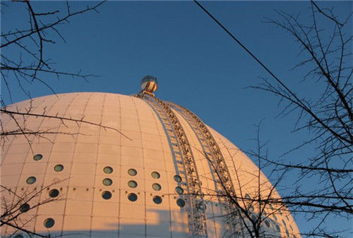 球型缆车观景台(瑞典，斯德哥尔摩)该观景台为玻璃材质，它会带您来到高达279英尺(合85米)的爱立信球形体育馆顶层。值得一提的是，该体育馆可是全世界最大的球型建筑呢。站在这里，可以全方位饱览斯德哥尔摩的秀丽风光哦。