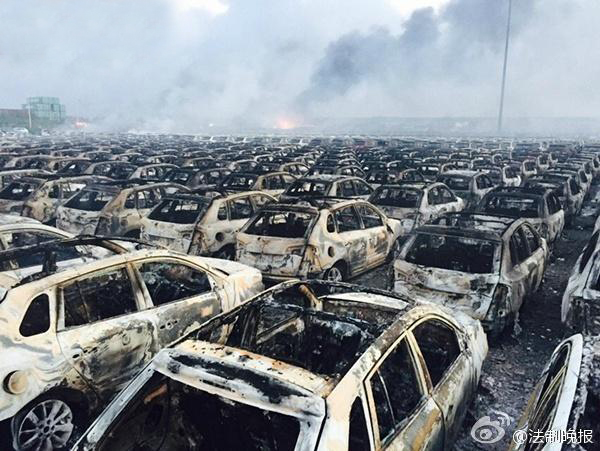 天津滨海新区爆炸致多车被毁