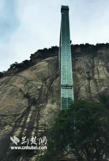8月13日，总高程145米的垂直观光电梯在罗田天堂寨景区建成，并将于9月初正式运行迎客。