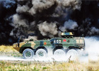 10式装甲运输车在“战火”中飞驰。