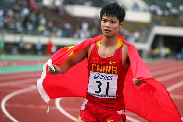 2015北京世锦赛上苏炳添手舞国旗向中国观众致意