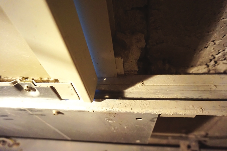 电梯门的门地坎是最脆弱的部位，由于缝隙很小，最容易被水泥等装修材料嵌入，会影响电梯门的开关，久而久之门就会发生位移和变形。这种变形在我们看来微不足道，可对电梯的安全回路来说却是致命的。