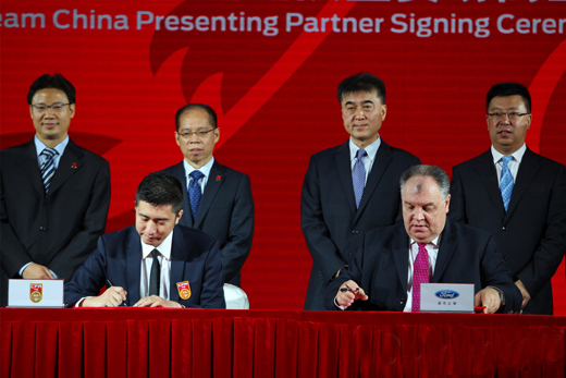 长安福特汽车有限公司总裁马瑞麟与中国福特宝足球产业发展公司总经理董铮签署合作协议