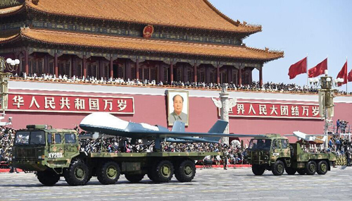9月3日，中国人民抗日战争暨世界反法西斯战争胜利70周年纪念大会在北京隆重举行。这是无人机方队通过天安门广场。 