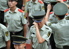2015年9月4日，江苏省南京市，武警江苏总队第一支队举行2015年度老兵退伍仪式，退伍士兵卸下领花警衔泪别军旅。