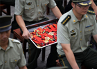 2015年9月4日，江苏省南京市，武警江苏总队第一支队举行2015年度老兵退伍仪式。图为卸下的领花警衔。