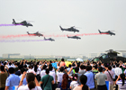 9月9日，国产武装直升机在开幕式上展演。