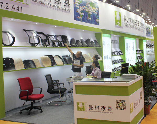 第九届全国政府采购家具峰会与会官员参观2015上海家具展。