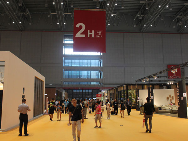 第36届中国（上海）国际家具博览会于9月8日至12日在上海国家会展中心举行，共有来自数十个国家和地区的1400多家企业参展。各种类型办公家具精彩亮相，政府采购信息报/网记者独家进行报道。