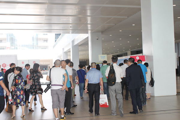 政府采购官员观展团参观2015上海家具展