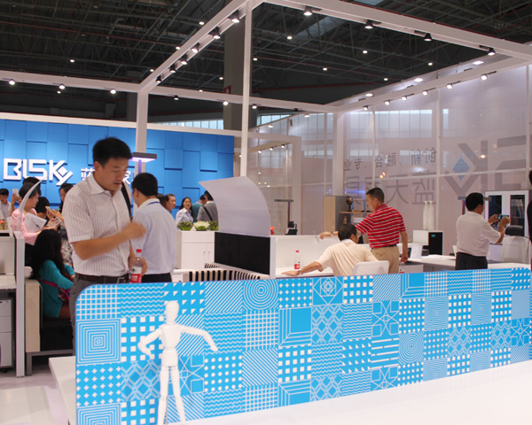 政府采购官员观展团参观2015上海家具展