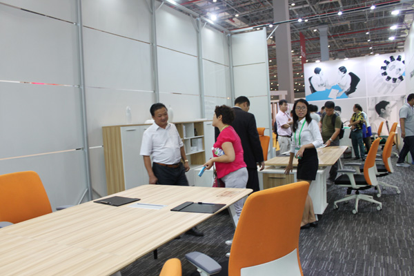 第九届全国政府采购家具峰会与会官员参观2015上海家具展。