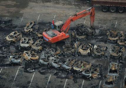 天津爆炸烧毁车辆开始清理