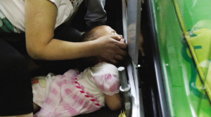 重庆：2岁女孩蹲下拉裙 手臂卷进超市电梯