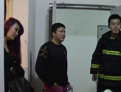 天津发生电梯困人事故 消防员实施破拆救出两人