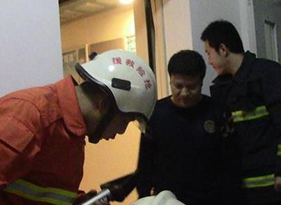 天津发生电梯困人事故 消防员实施破拆救出两人