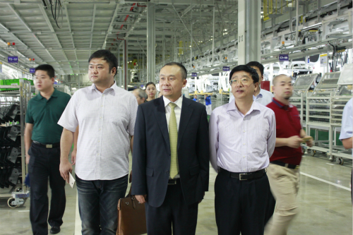 东风悦达起亚销售本部副本部长杨怀友和江苏省公安厅领导参观第三工厂
