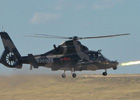 直-9武装直升机向实体靶标发射导弹。