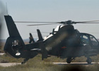 飞行员驾驭武装直升机准备执行火力突击任务。