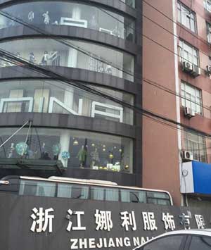 杭州服装厂工人遭电梯夹死