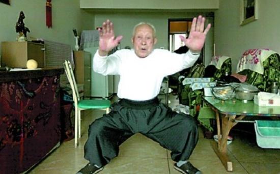 每天坚持3小时的硬气功锻炼，95岁的唐礼贤身体依旧很硬朗。