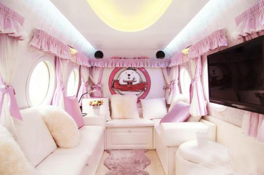 美甲车可爱温馨，除了车身全部呈粉色外，车内还配备了舒适的沙发和靠枕。