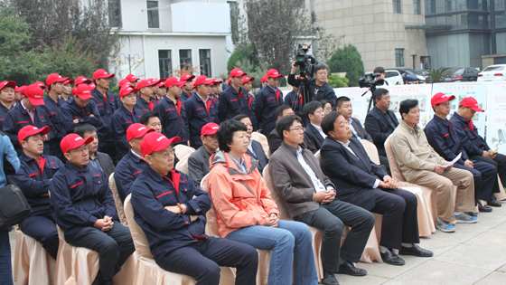 北京市电梯商会应急救援服务队成立暨授旗仪式现场。
