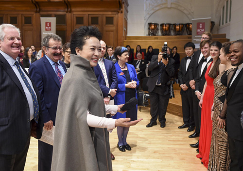 10月22日，国家主席习近平夫人彭丽媛在伦敦参观皇家音乐学院。这是彭丽媛观看该校学生的表演。 新华社记者 谢环驰 摄