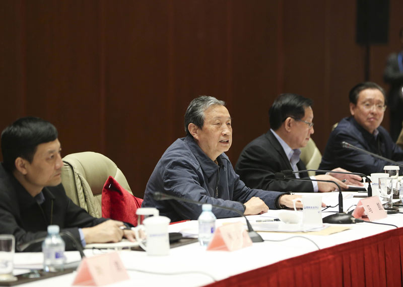 10月22日，中共中央政治局委员、国务院副总理马凯在北京出席全国节能与新能源汽车产业发展推进工作座谈会并讲话。