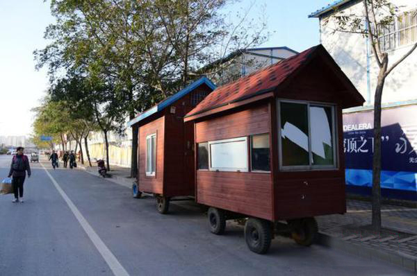 郑州瓜农将拖拉机改装成“房车”进城购物