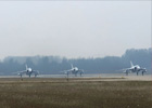 10月24日，济空航空兵某团数十架战机分多个批次起飞，奔向数千公里外的目标机场，实施跨区机动转场训练。