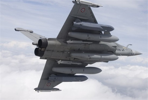 据英国路透社10月7日报道，印度国防官员称，中央政府拒绝了军方提出的向法国达索飞机制造公司(Dassault Aviation SA)采购更多“阵风”战机的请求，劝说军方接受一款已经研制了32年的本土战斗机。