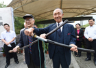 10月25日，林中斌（前右）、林中明在南京抗日航空烈士纪念馆展示他们捐赠的日军献降刀。