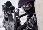 11月2日，乌鲁木齐市公安局特警八支队特警使用装备了新式拐弯瞄准系统的突击步枪参加训练。