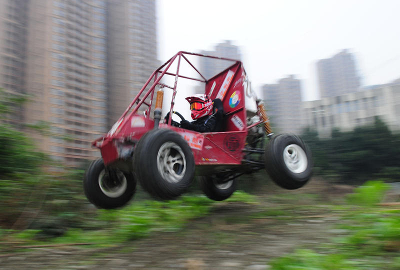 在成都师范学院 ，90后女生秦小艳开着一辆红色赛车，十分潇洒。