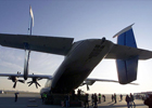 2001年2月16日，一架安-22运输机在德国莱比锡哈勒机场，卸载货物。