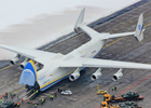 安-225运输机世界最大的军用运输机，机长84米，机高18.1米，翼展88.74米，巡航速度800-850公里/小时，最大航程15400公里，实用升限10000米，起飞重量可以达到640吨。