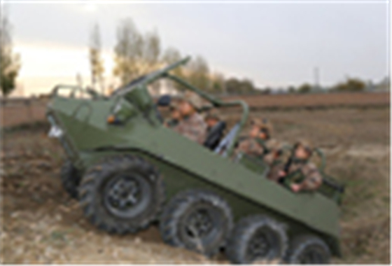 10月27日，新疆军区某边防团官兵对刚刚配发的水陆两栖全地形车进行适应性训练。