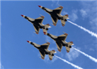 10月31日，在美国得克萨斯州南部城市圣安东尼奥，雷鸟飞行表演队F16战机编队在表演。